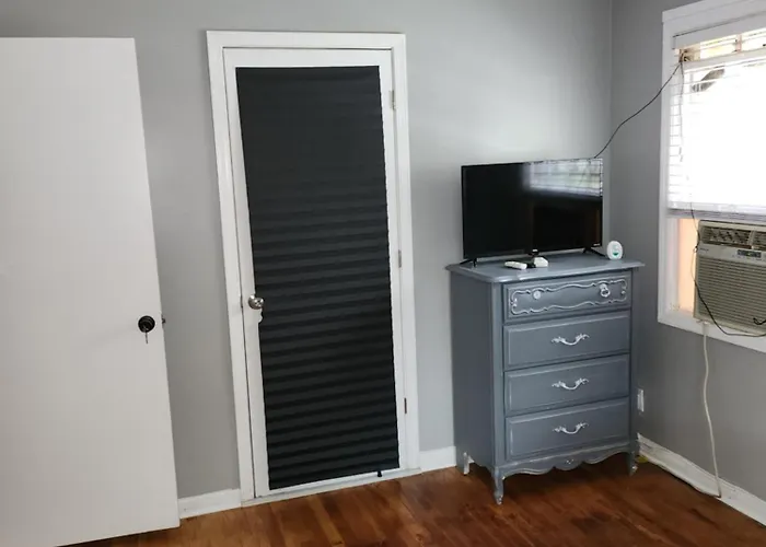 Quiet Comfort Room Near Shopping And Attractions